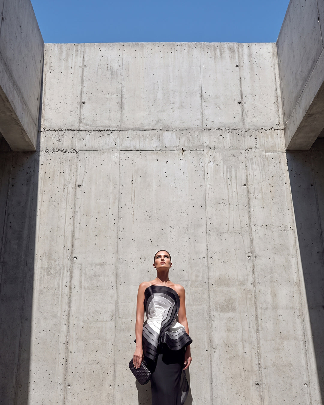 NOIR SCULPTURAL OMBRÉ COLUMN GOWN